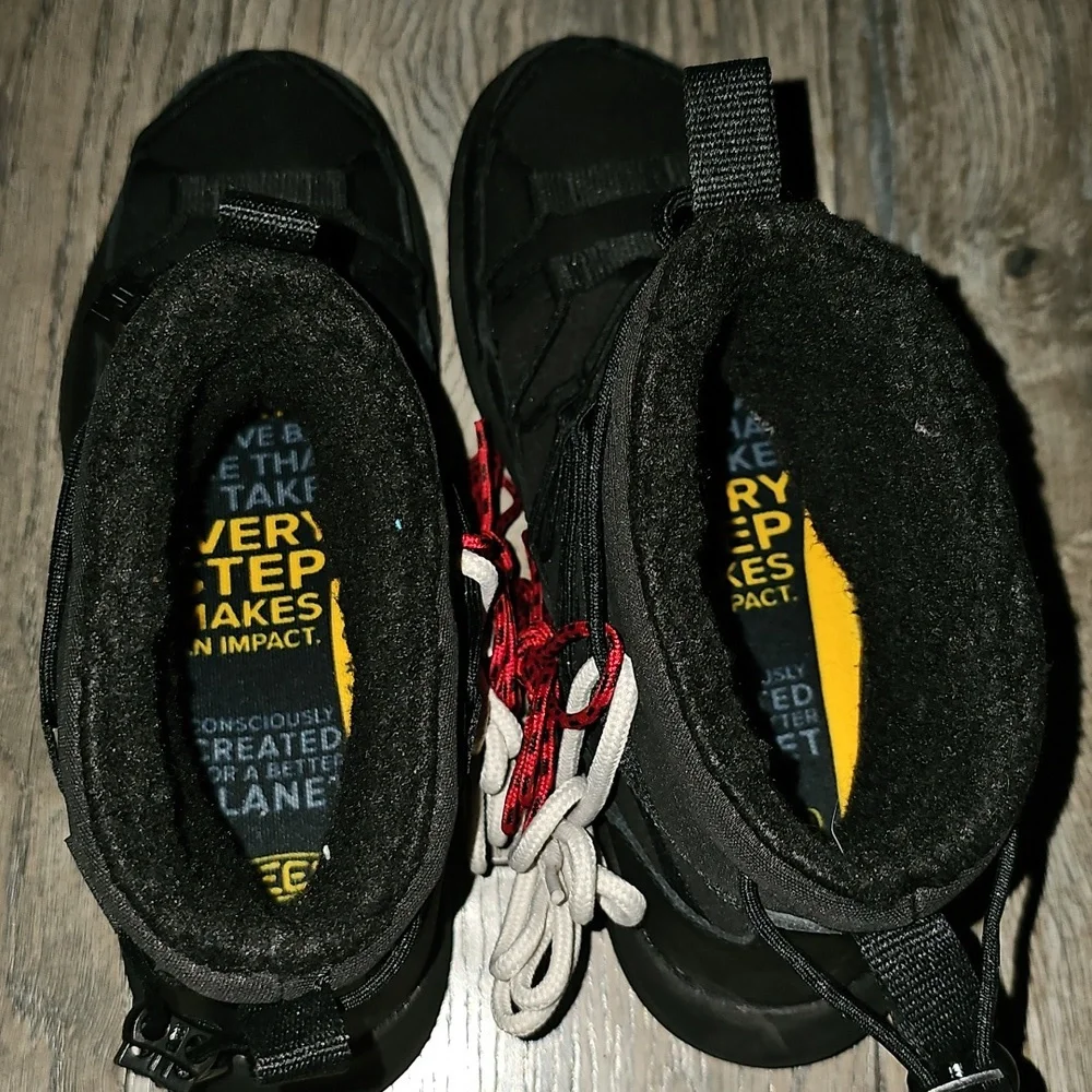 KEEN Unseen SNK Chukka Black and Red Winter Boots 8 Black Water Proof New